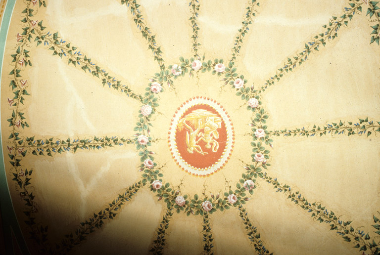 Premier étage, chambre rose à décor pompéien. Motif central du plafond.