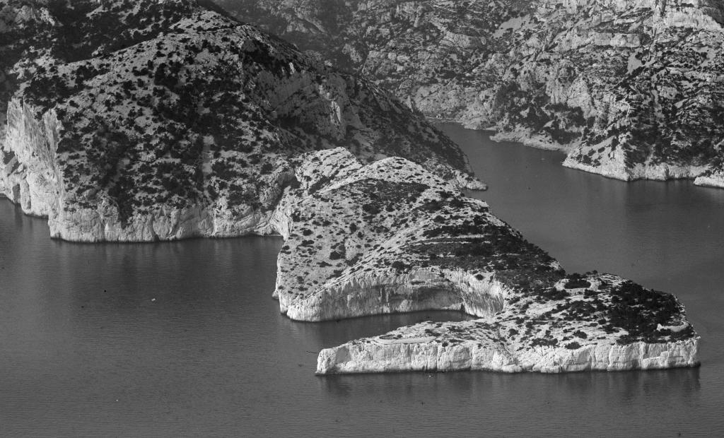 [Vue aérienne oblique du cap Morgiou prise du sud], 1931.