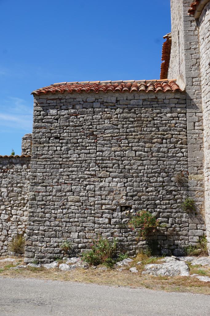 Vue de l'élévation est de la sacristie : arrêts dans les assises.