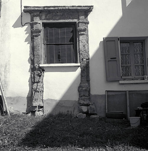 Façade sud du corps de bâtiment central. L'ancienne porte d'entrée.