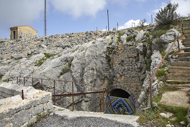 Porte d'entrée (murée) du souterrain-caverne au fond de la courette encaissée de l'ancienne porte