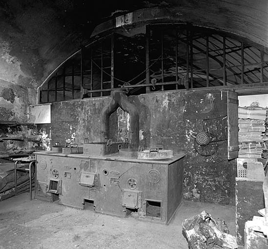 Caserne centrale. Casemate  n° 28 : cuisine de troupe, fourneau.