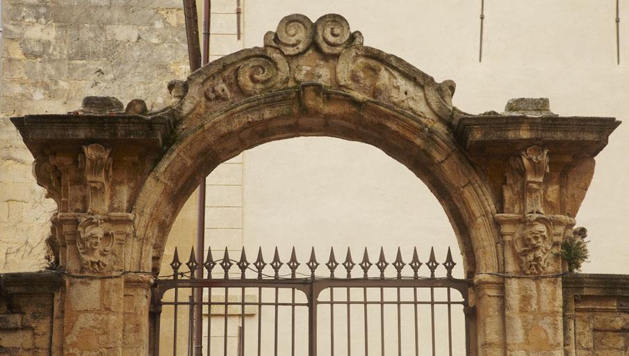 Hôtel de Réauville, puis de La Tour-d'Aigues, puis de Caumont, actuellement conservatoire de musique