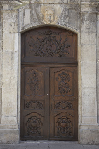 ensemble de la porte d'entrée : deux vantaux et un tympan de menuiserie