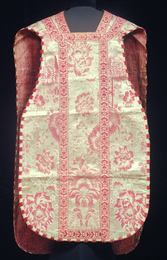 Chasuble de l'ensemble chasuble, étole, manipule, bourse de corporal et voile de calice (ornement rose). Vue de face.