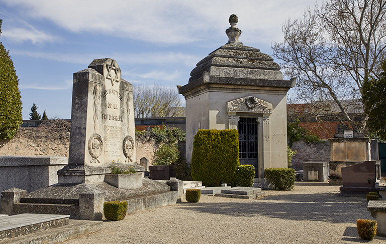 Tombe en pierre calcaire au cimetière juif de Carpentras 84 Vaucluse