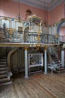 Garde-corps de tribune et ensemble de trois chandeliers de synagogue