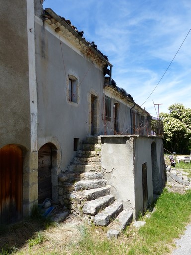 Escalier de distribution extérieur en L et palier sur logette voutée. Maison située au hameau de Grange-Neuve (Châteauneuf-de-Chabre).