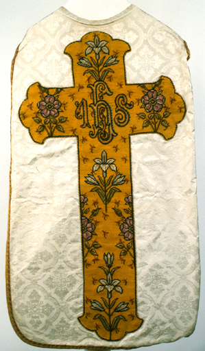 ensemble de vêtements liturgiques : chasuble, étole, manipule, bourse de corporal, voile de calice (ornement blanc)
