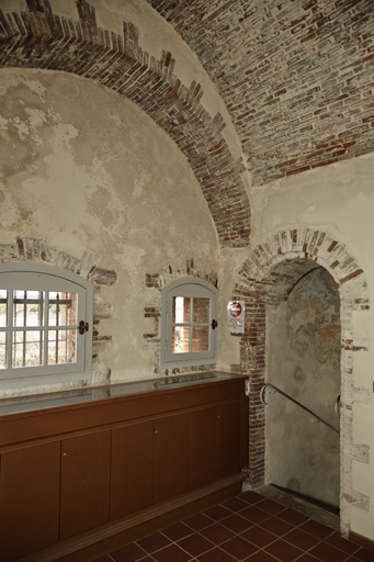 intérieur de la tour crénelée type 1846 n° 2 , travée de culée côté entrée, casemate latéral et départ escalier.
