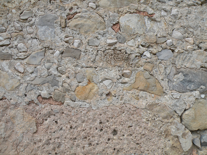 La Pène, parcelle B2 136. Détail d'un enduit à pierres vues avec inclusions de petits cailloux.