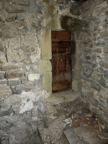 Etage, fenil. Angle sud-est, porte de communication avec la maison mitoyenne installée sur l'épaisseur de l'enceinte médiévale.