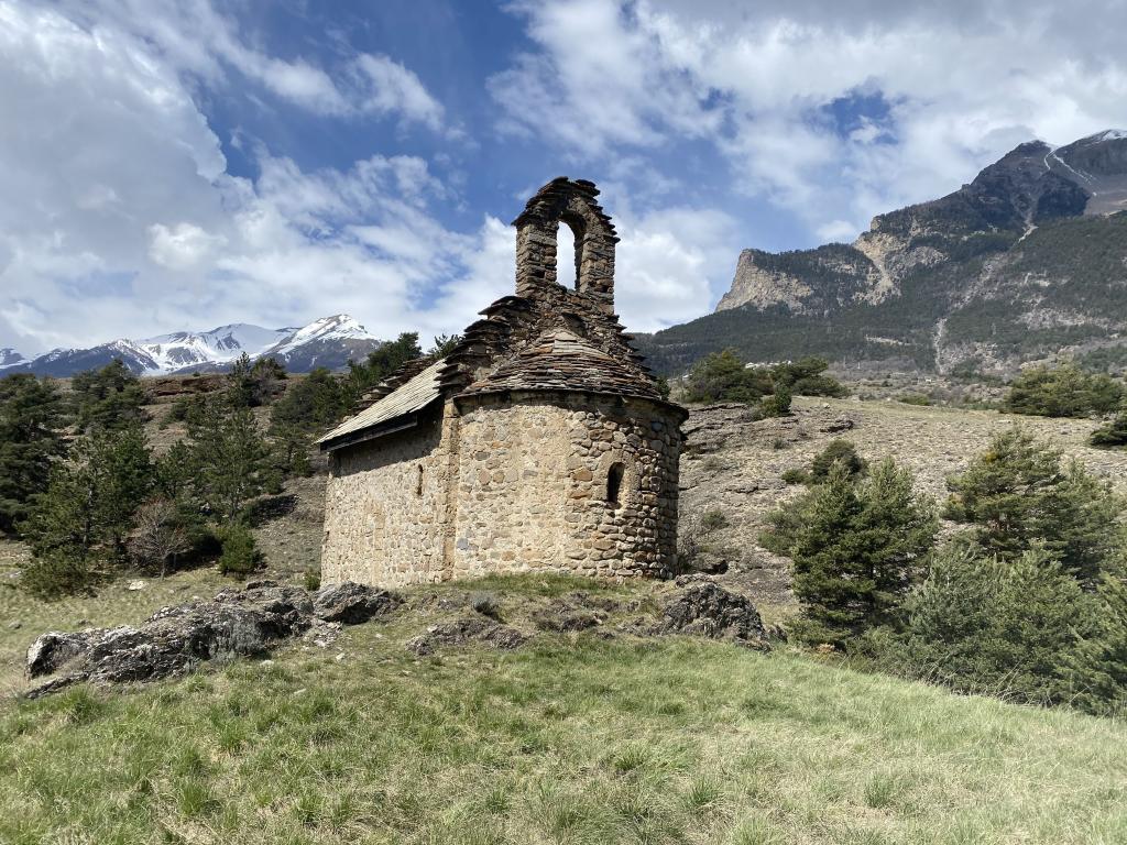 Vue extérieure de la chapelle Sainte-James de Châteauroux-les-Alpes.