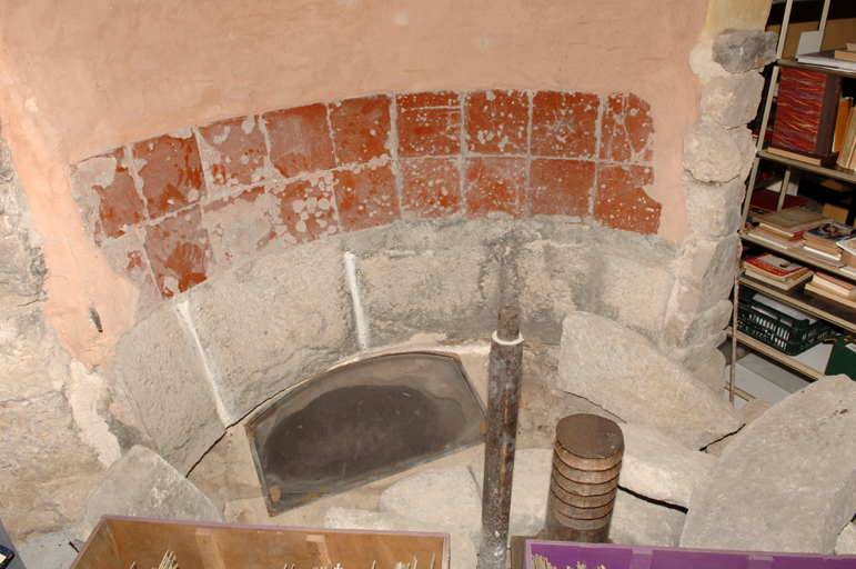 moulin à huile et à farine, puis usine de taillanderie, actuellement immeuble à logements et magasin de commerce