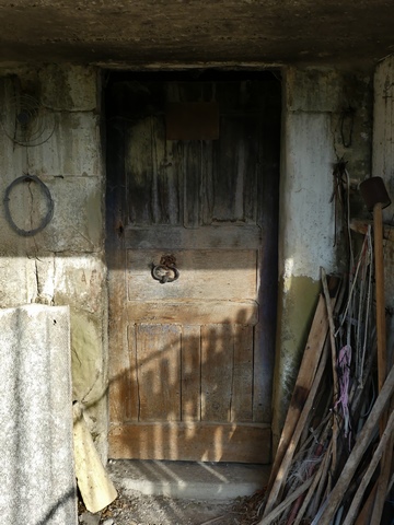 Bâtiment du logis. Pignon sud, premier niveau. Porte de l'ancien logis.