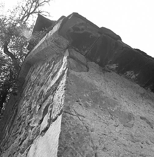 Corniche en molasse sur le pignon et utilisation d'ardoise de récupération sur le mur-gouttereau.