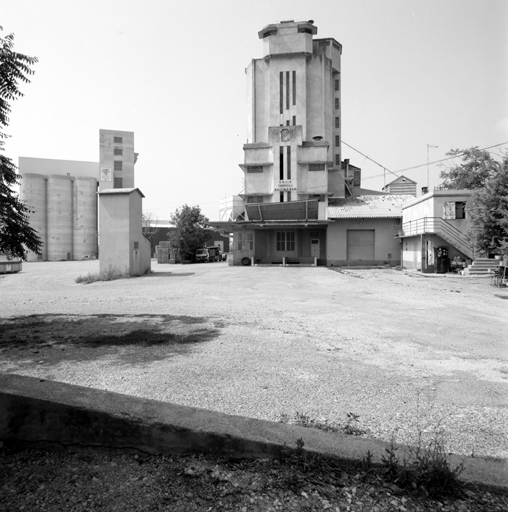 coopérative agricole (coopérative céréalière) et usine de sélection de semences (station de semences) dite Coopérative des silos de la région de Manosque, Coopérative départementale des silos des Basses-Alpes puis Coopérative agricole de céréales de Haute-Provence