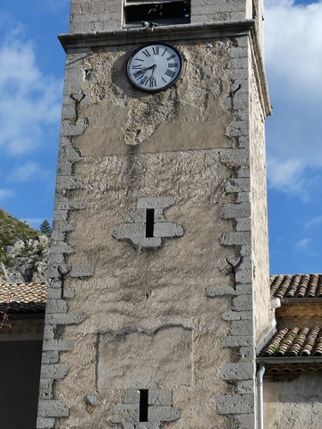 L'ancien cadran solaire et le cadran de l'horloge, sur la façade sud du clocher.