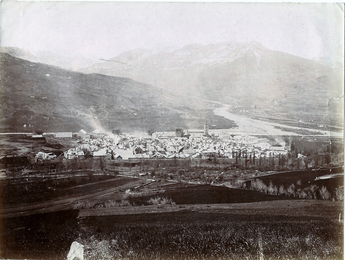 [Vue générale d'Embrun prise du nord avant le démantèlement de l'enceinte.], vers 1880.