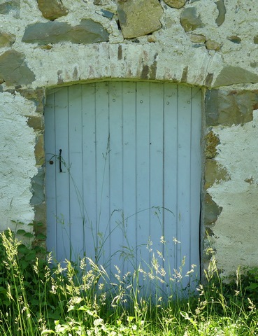 Encadrement de porte avec piédroits en moellons et couvrement en briques en arc segmentaire, « cabanon » aux Basses Graves.