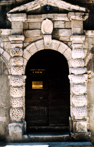 Façade antérieure sud. Premier niveau, quatrième travée. Porte.