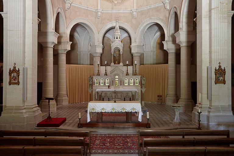 Ensemble du maître-autel : autel, tabernacle, gradin, trois degrés, bas-reliefs, paire de statues d'anges céroféraires, exposition