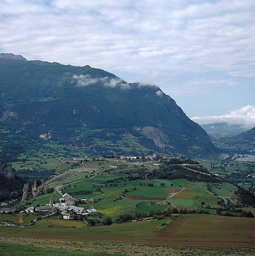 Vue générale de la place prise du nord-est. Au premier plan, le village d'Eygliers. Au deuxième plan, vue rasante du front d'Eygliers.