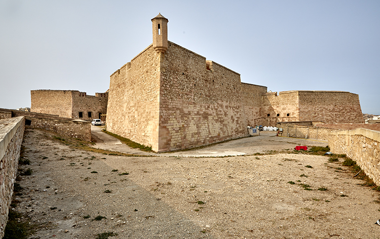 Fort St Nicolas : vue d'ensemble du donjon pris du Sud-Est.