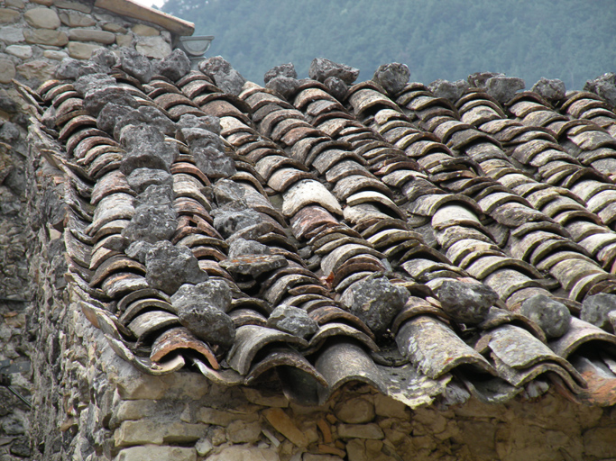 Annot. Rouaine. Couverture en tuile creuse.