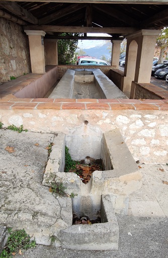 Elévation sud. Abreuvoir/bassin de lavage. 