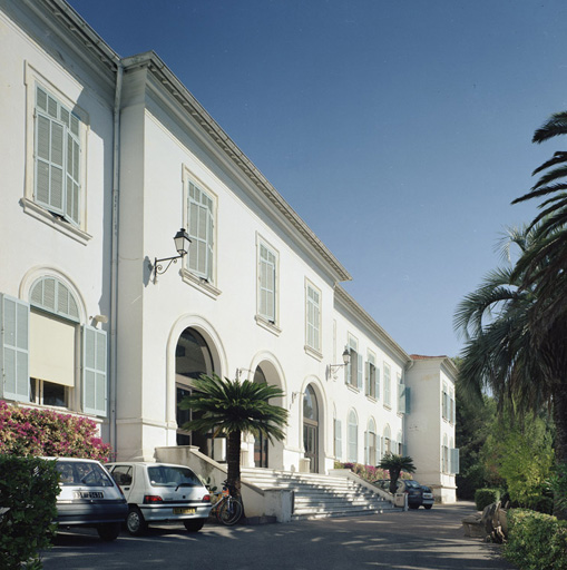 collège de garçons, puis hôtel de voyageurs, sanatorium, actuellement école dite Centre Régional d'Education Physique et Sportive (CREPS)