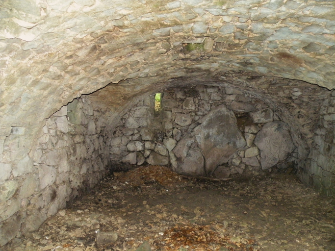 Le Fugeret. La Blache. Vue de volume de l'étable d'un entrepôt agricole couverte par une voûte en berceau segmentaire avec lunettes en pénétration.