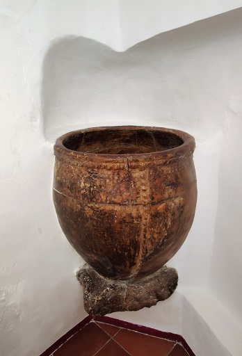 Maison (2023 B 513). Cuve à lessive intégrée dans la maçonnerie. 