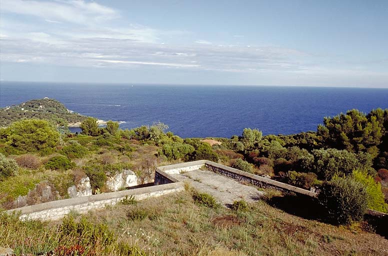 Angle sud-est de l'enceinte vu de l'intérieur de l'ouvrage.