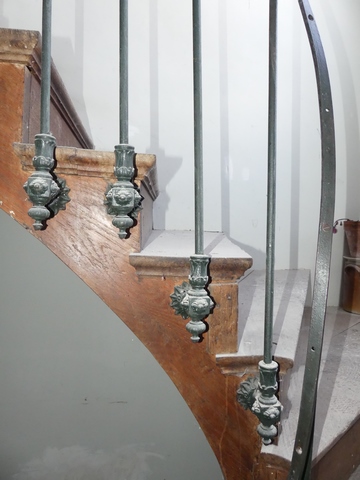 Rez-de-chaussée surélevé, détail de la balustrade de l'escalier.