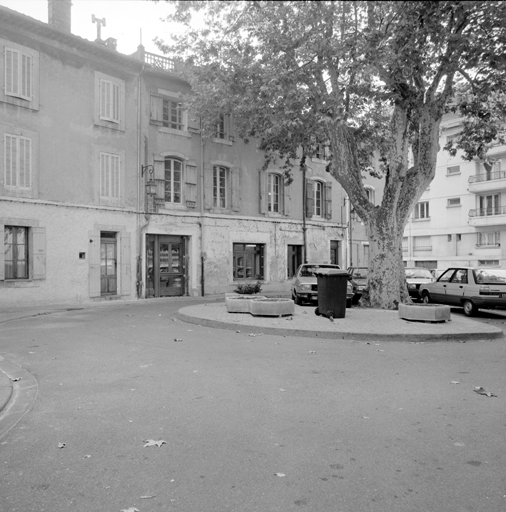 Place Voltaire, vue prise du nord-est.