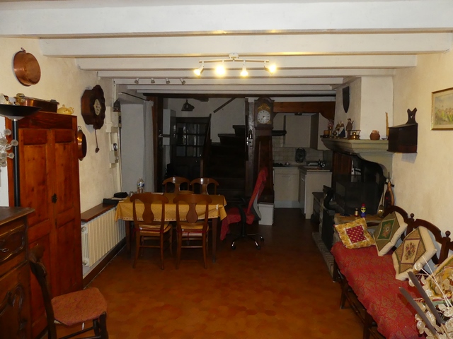 Rez-de-chaussée surélevé, cuisine. Vue de volume prise de l'est.