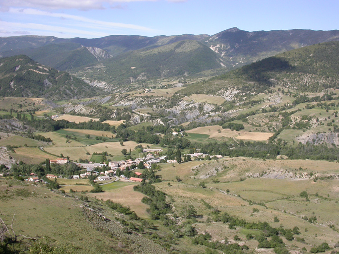 La vallée de l'Asse depuis le bourg castral de Tartonne. Au premier plan, le hameau de Plan-de-Chaude, chef-lieu.