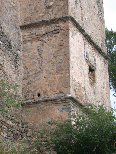 Clumanc. Château. Pavillon nord-est. Bandeaux moulurés marquant la séparation entre les différents niveaux.