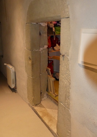 Bâtiment du logis. Etage, couloir. Porte de la chambre nord-est.