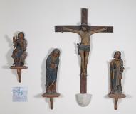 Ensemble de quatre statues : Christ en croix, la Vierge, saint Jean, sainte Marie-Madeleine