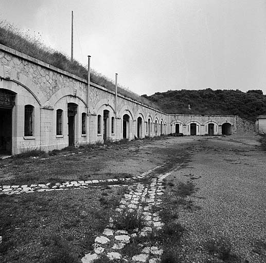 Cour centrale. A gauche, façade du bâtiment c.  Au fond, bâtiment d et entrée du passage couvert desservant le front est.