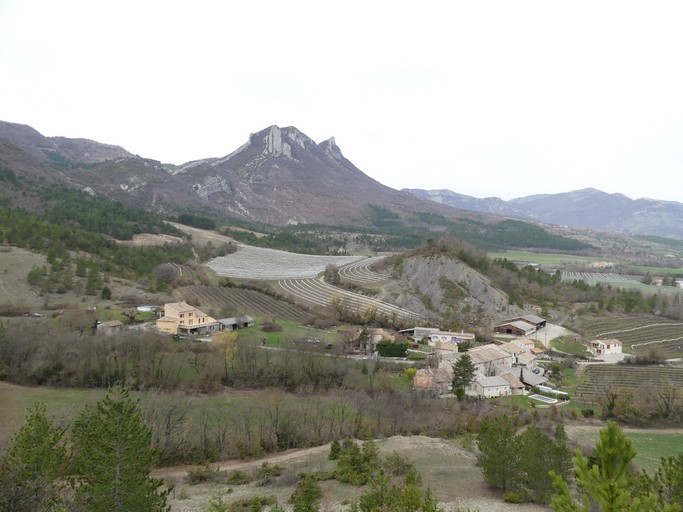 Le hameau des Chabanons au pied de l'éminence de Furgette. Vue de situation prise de l'est.
