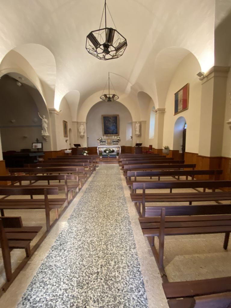 Vue intérieure depuis l'entrée.