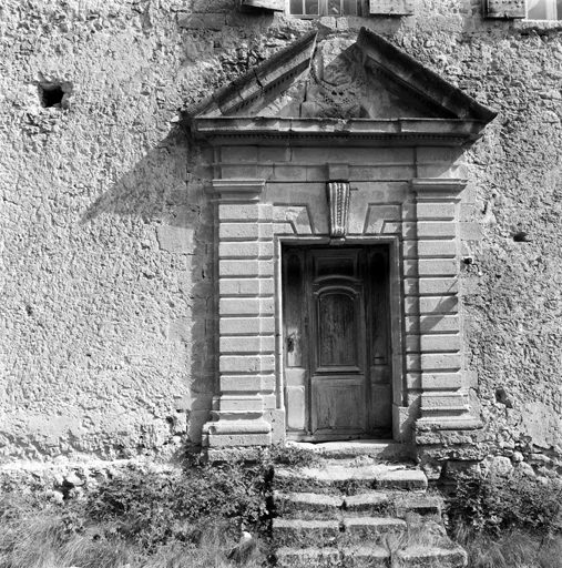 Ancien prieuré. Façade antérieure nord. Porte d'entrée.