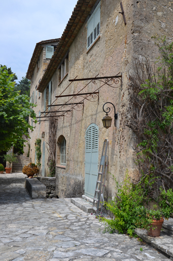 bastide, blanchisserie et séchoir à figue, puis moulins à huile et à ressence, actuellement logement