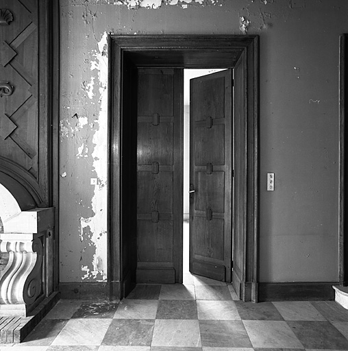 Rez-de-chaussée. Hall Ac. Côté ouest, porte du salon Ae.
