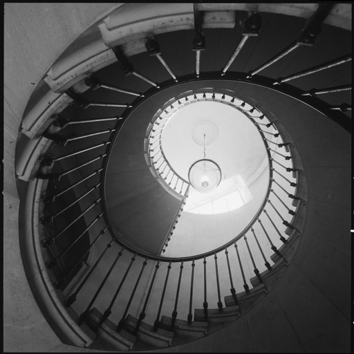 Cage d'escalier, volée suspendue de l'escalier circulaire.