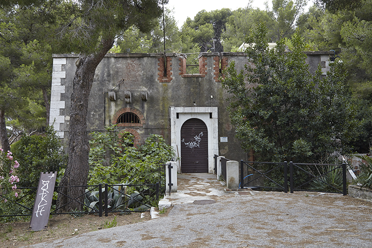 Tour-réduit crénelée type 1846 n°2, façade d'entrée, porte à pont-levis.