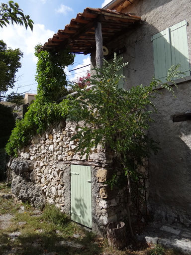 Escalier extérieur de distribution, avec repos couvert sur logette. Ferme au quartier de Boulogne. (X2 116)